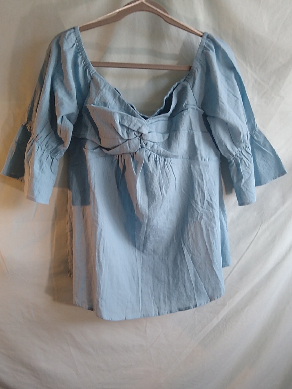 NWT Gigio L thin chambray blue top w-stretchy back & bell sleeves